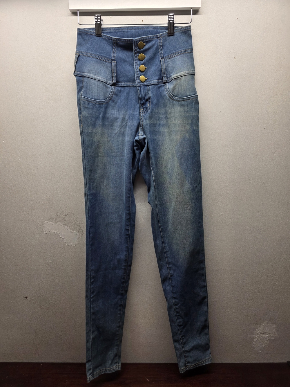 High-Waist Skinny Jeans with Gold Button Detail - Light Blue